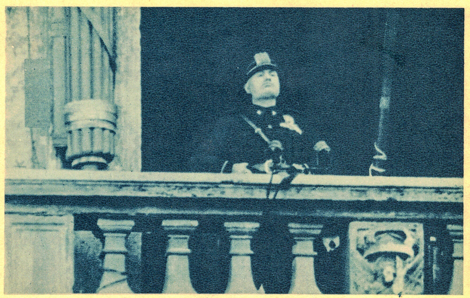Mussolini on a balcony announcing that Italy is at war
