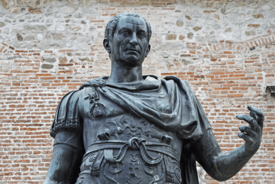 A statue of Julius Caesar which shows his short haircut