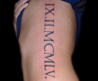 Ein Beispiel für ein Tattoo mit römischen Ziffern an der Seite des Körpers